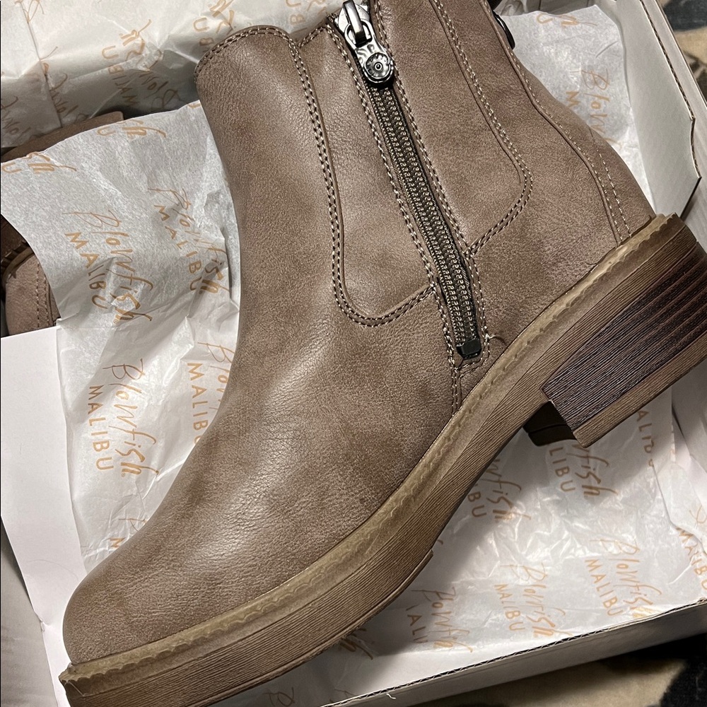 Women's Tan Heeled Boots. Great contain and only worn 1 time.